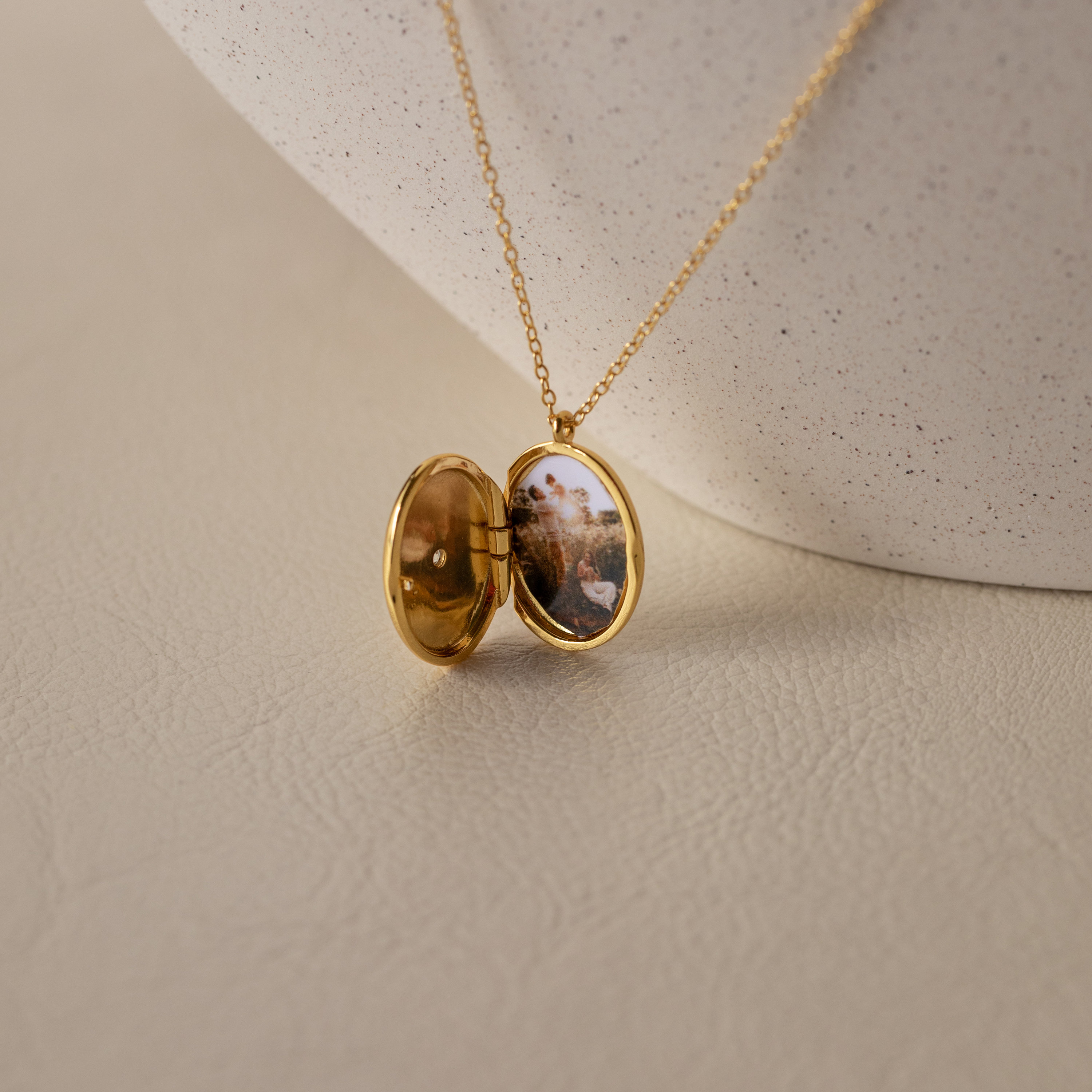 Caitlyn Minimalistのロケットペンダントネックレス。円形、楕円