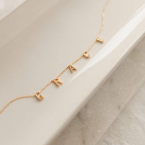 Collar con letra pavé de CaitlynMinimalist • Collar VOTE • Collar con nombre de diamantes pavé • Regalos para madres • Regalo perfecto para ella • NM70