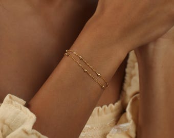 Duo-Perlenkettenarmband von Caitlyn Minimalist • Zartes Goldarmband • Feines Perlenkettenarmband • Geburtstagsgeschenk für Frauen • BR016