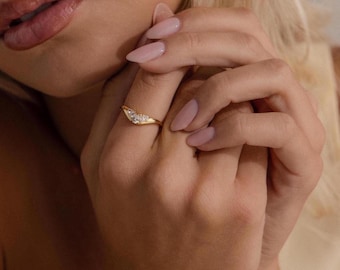 Pear Diamond Curve Ring by Caitlyn Minimalist • Unique Diamond Wedding Band • Chunky Gold Wave Ring • Bridal Jewelry • Gift for Mom • RR193