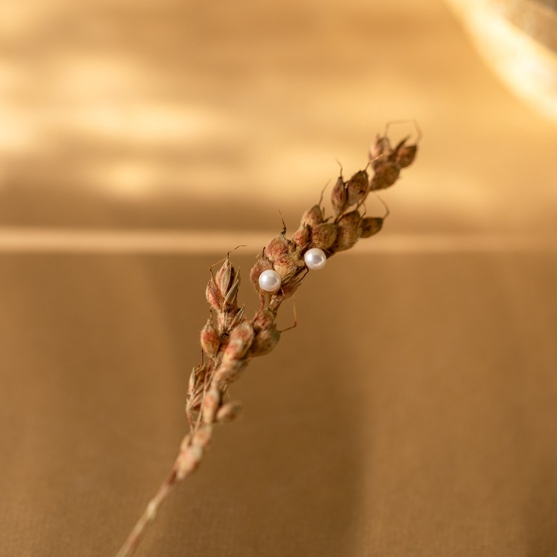 Puces d'oreilles en perles délicates par Caitlyn Minimalist Bijoux en perles de tous les jours Boucles d'oreilles minimalistes empilables Cadeaux pour proposition de demoiselle d'honneur ER316 image 6