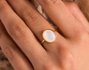 Mother of Pearl Signet Ring by Caitlyn Minimalist • Vintage-Style Oval Pearl Ring • Statement Ring • Pearl Jewelry • Grandma Gift • RR141