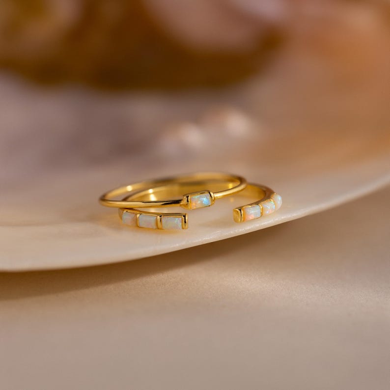 Conjunto de anillos de ópalo baguette de Caitlyn Minimalist • Juego de 2: delicados anillos apilables con piedras preciosas de ópalo • Joyería nupcial • Regalo para ella • RR187 imagen 4