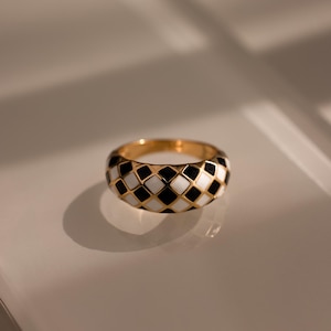 Anillo Dome a cuadros de Caitlyn Minimalist • Anillo blanco y negro • Anillo retro llamativo y robusto • Joyería impactante • Regalo de cumpleaños para ella • RR179