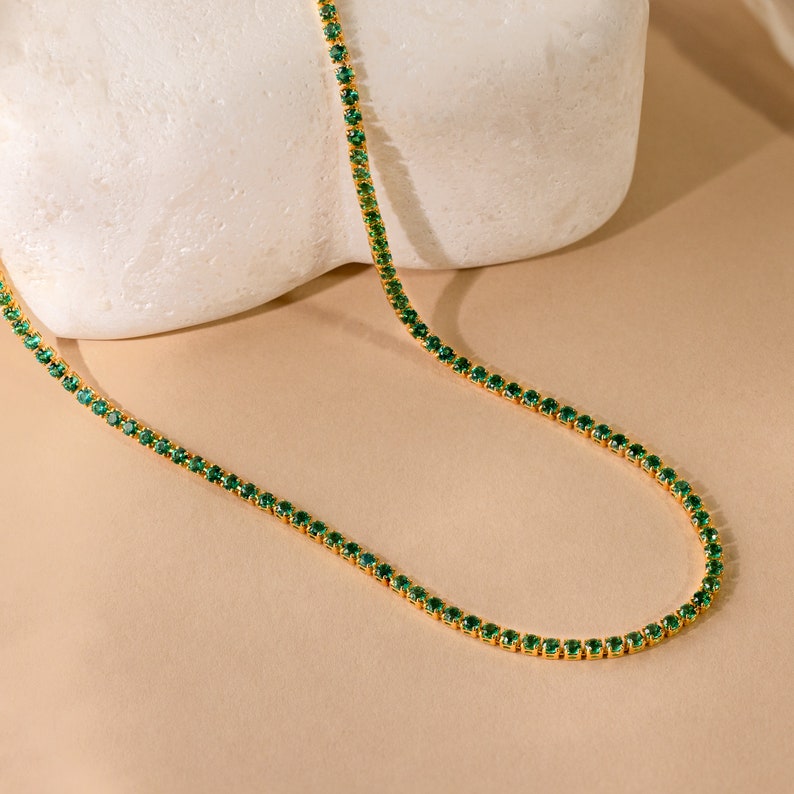 Smaragd-Tennis-Halskette von Caitlyn Minimalistisch Halskette mit Geburtsstein für jeden Tag Minimalistischer Smaragdschmuck Geschenk für die beste Freundin NR152 Bild 2