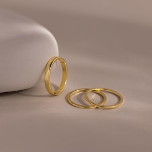 Minimalistisches Goldring-Set von CaitlynMinimalist • 3er-Set: Schlichte Goldringe • Zarte Stapelringe für jeden Tag • Geschenk für Sie • RR184 Bild 7