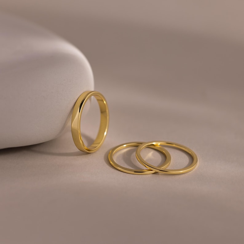 Minimalistisches Goldring-Set von CaitlynMinimalist • 3er-Set: Schlichte Goldringe • Zarte Stapelringe für jeden Tag • Geschenk für Sie • RR184 Bild 7