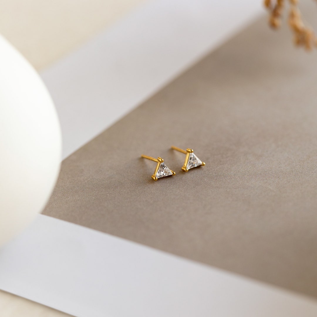 ピアス [threetimes] tht stud earrings 4pcs CZ Pave Three Dot Trio Stud Earring, Gold Plated Brass
