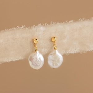 Pendientes colgantes de perlas redondas de Caitlyn Minimalist • Pendientes de perlas barrocas colgantes • Joyería delicada con piedras preciosas • Regalo para la novia • ER523