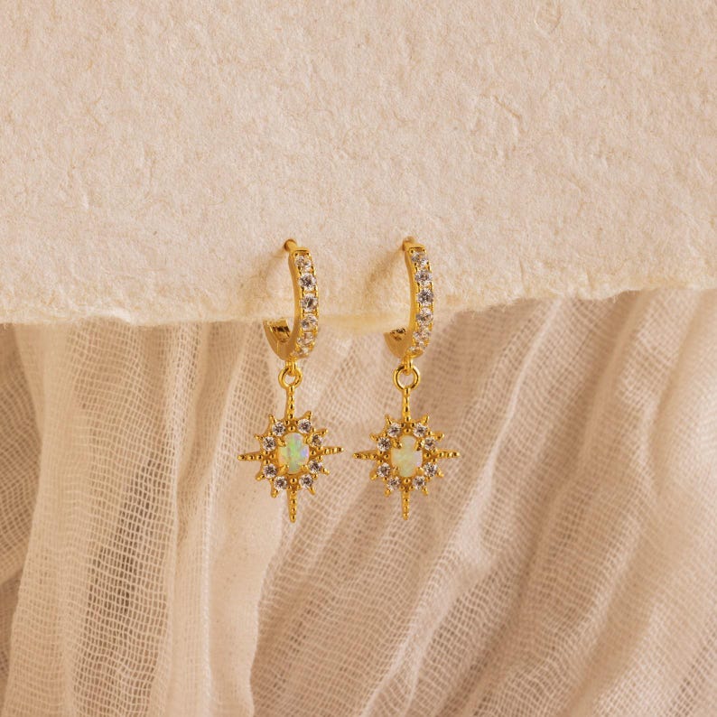 Conjunto de colar e brincos com estrela de opala da Caitlyn Minimalist • Conjunto de colar em camadas com design de estrela • Brincos de argola com opala cravejada • Presente de aniversário • MB021 imagem 7