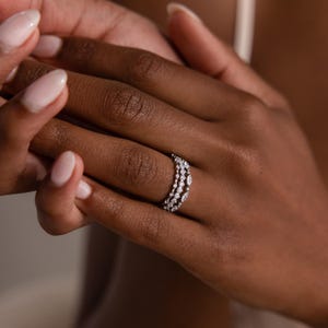 Ensemble de bagues empilables en diamant par Caitlyn Minimalist • Bagues empilables en argent serties de diamants et de cristaux • Bijoux pour demoiselle d'honneur • Cadeau pour épouse • RR114