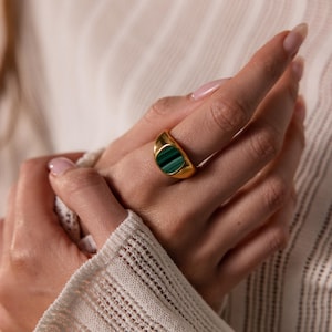 Bague chevalière en malachite par Caitlyn Minimalist • Bague en pierre précieuse verte naturelle épaisse • Cadeau pour grand-mère • RR236
