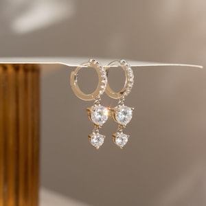 Huggie-oorbellen met diamanten steen van Caitlyn Minimalist • Hangende hangoorbellen effenen • Trouwoorbellen • Kristallen sieraden • Bruidscadeau • ER189