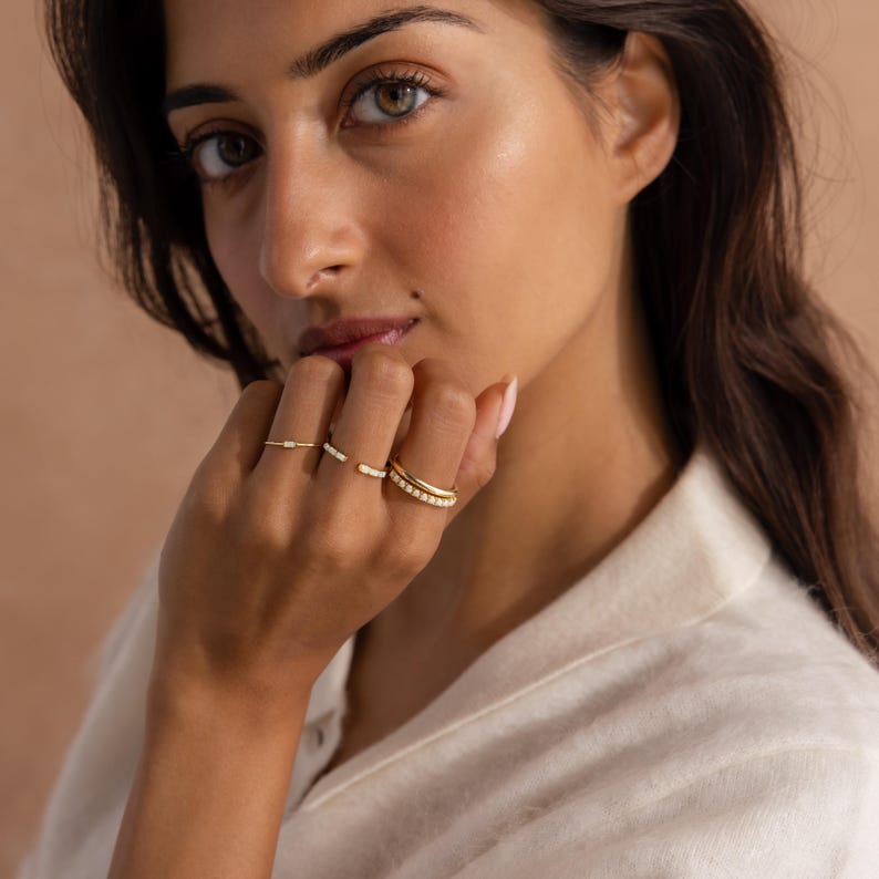 Conjunto de anillos de ópalo baguette de Caitlyn Minimalist • Juego de 2: delicados anillos apilables con piedras preciosas de ópalo • Joyería nupcial • Regalo para ella • RR187 imagen 9