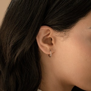 Petites créoles fines en or par Caitlyn Minimalist Créoles sans fin Créoles dorées délicates Boucles d'oreilles minimalistes Cadeau pour elle ER173 image 3