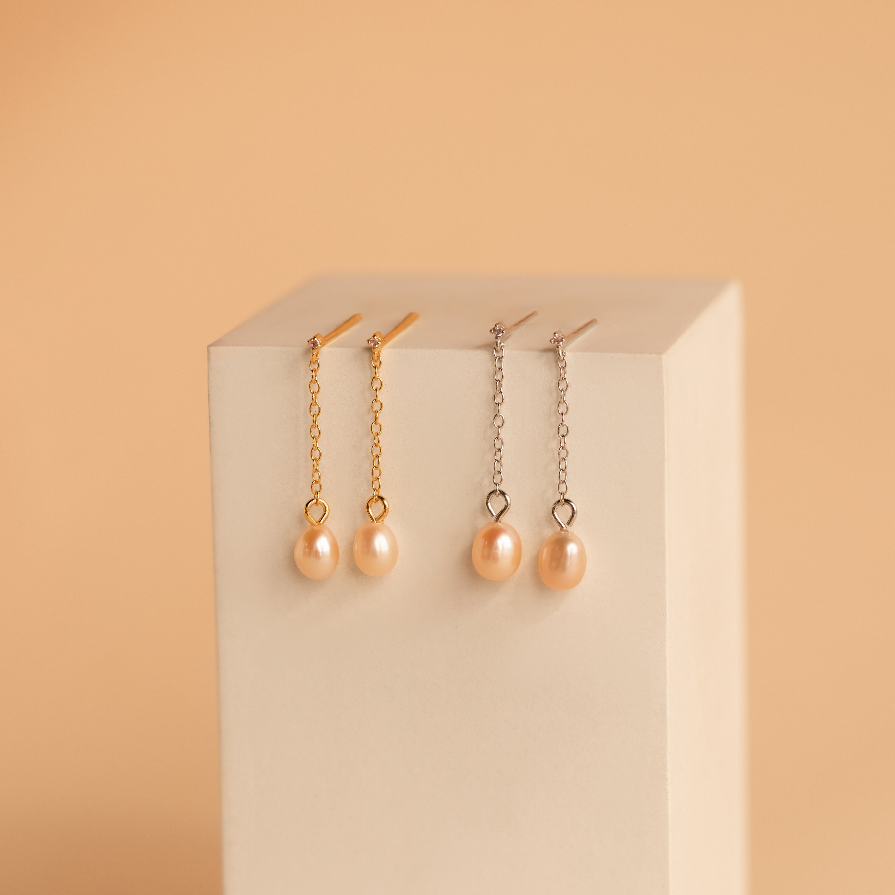 Caitlyn Minimalistのピンクパールドロップイヤリング。小さな