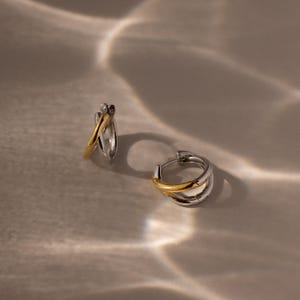 Criss Cross Huggie-oorringen van Caitlyn Minimalist • Duo-oorringen met hoepels aan de voorkant • Opvallende oorbellen van gemengd metaal • Boho-sieraden • Cadeau voor zus • ER786 afbeelding 3