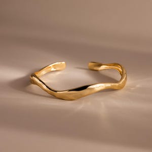 Wavy Cuff Bracelet by Caitlyn Minimalist • Wave Bangle Bracelet • Vintage Cuff Bracelet • Summer Jewelry • Birthday Gift for Her • BR147