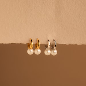 Pendientes de aro con perlas de Caitlyn Minimalist • Pendientes de aro delicados en oro • Pendientes de aro con perlas • Joyería para damas de honor • Regalo para ella • ER370 imagen 6