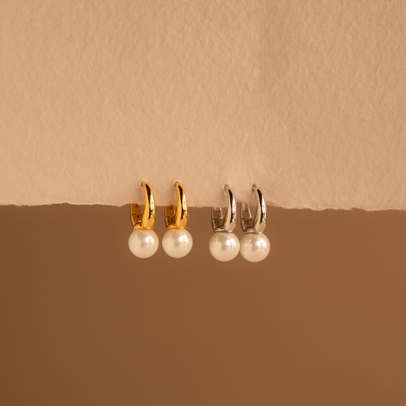 Pendientes de aro con perlas de Caitlyn Minimalist • Pendientes de aro delicados en oro • Pendientes de aro con perlas • Joyería para damas de honor • Regalo para ella • ER370 imagen 6