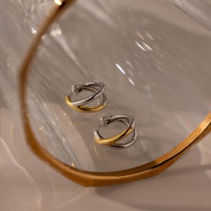 Criss Cross Huggie-oorringen van Caitlyn Minimalist • Duo-oorringen met hoepels aan de voorkant • Opvallende oorbellen van gemengd metaal • Boho-sieraden • Cadeau voor zus • ER786 afbeelding 8
