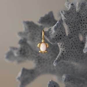 Opalen zeeschildpadbedeltje van Caitlyn Minimalist • Unieke strandjuwelen • XR146