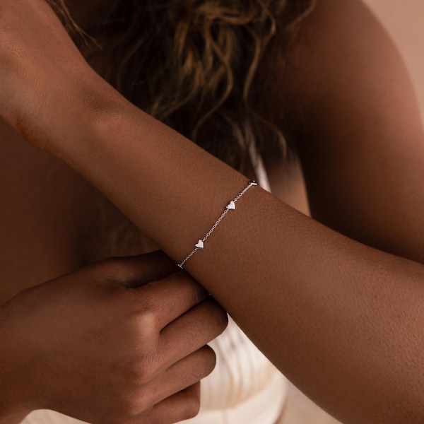 Pulseira com pingente de coração prateado da Caitlyn Minimalist • Pulseira delicada para usar em conjunto com outras pulseiras • Joias minimalistas em prata • Presente para ela • BR084