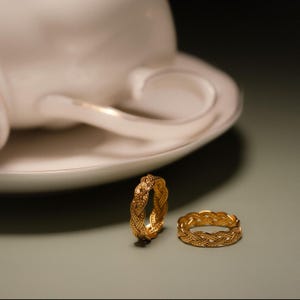 Anello intrecciato di Caitlyn Minimalist • Anello a filigrana con corda intrecciata • Anello impilabile in oro • Gioielli vintage • Regalo di anniversario per la moglie • RR216