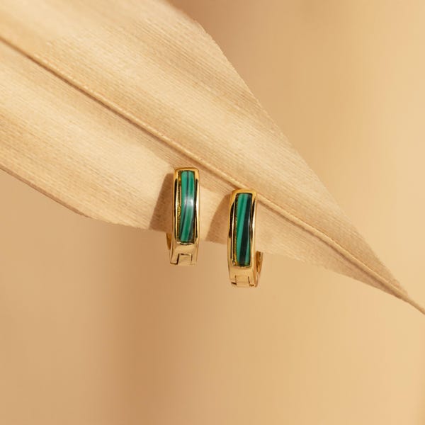 Malachit-Ohrringe von Caitlyn Minimalist • Zarte grüne Edelstein-Creolen • Minimalistischer Geburtssteinschmuck • Geschenkidee für Sie • ER481