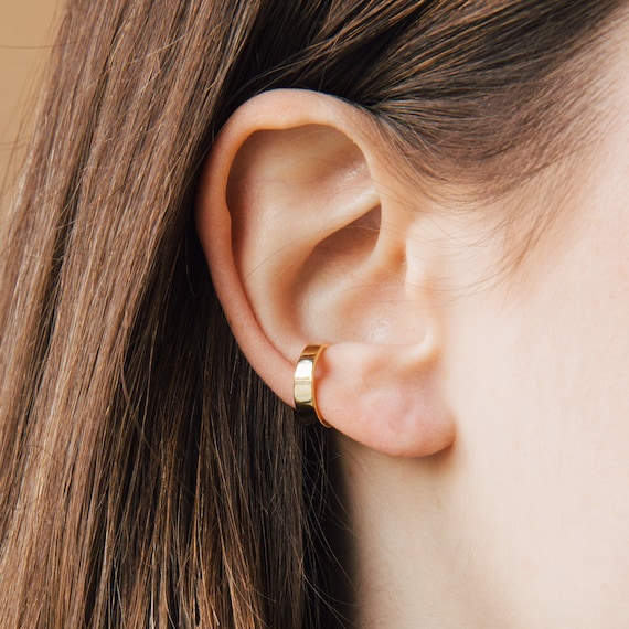 【Caitlyn Minimalist】チャンキーカービーフープピアス18金gold Chunky Ball Hoops • Bold Ball Huggie Earrings in Gold by