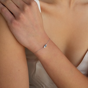 Pulsera delicada con piedras preciosas de Caitlyn Minimalist • Pulsera con dije de ópalo y diamante • Joyería de plata con piedra natal • Regalo para damas de honor • BR023