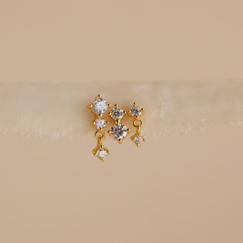 Lot de 3 pendants d'oreilles diamants par Caitlyn Minimalist Ensemble de boucles d'oreilles superposables dépareillées Clous d'oreilles Cadeau de demoiselle d'honneur pour elle ER372 image 2