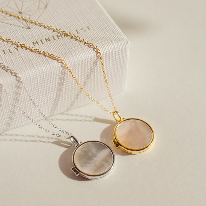 Collier médaillon de perles rondes par Caitlyn minimaliste Collier médaillon photo en nacre pour elle Bijoux souvenir, cadeau pour maman NR111 image 10