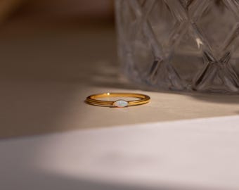 Anillo de ópalo delicado de Caitlyn Minimalist • Anillo delicado con piedra natal • Anillo minimalista con gema • Joyería celestial • Regalo de cumpleaños • RR085