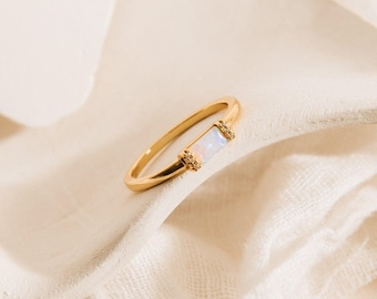 Anillo de ópalo baguette delicado de Caitlyn Minimalist • Anillo de piedra preciosa de ópalo • Anillo de compromiso, anillo de promesa • Regalo de aniversario para novia • RR087