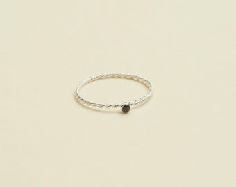 Bague délicate à anneau torsadé avec pierre de naissance par Caitlyn Minimalist • Bague empilable personnalisée avec pierre précieuse • Bijou en argent • Cadeaux personnalisés • 57 RM