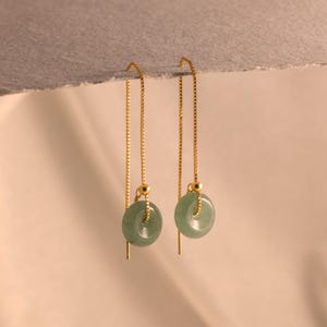 Pendientes Jade Threader de Caitlyn Minimalist • Pendientes de cadena con gema verde colgante • Joyería llamativa • Regalo de cumpleaños • ER562
