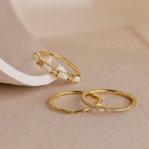 Ensemble de bagues en opale pavée par Caitlyn Minimalist • Ensemble de 3 bagues empilables en opale et diamant pour tous les jours • Bijoux délicats en or • Cadeau pour votre amie • RR148