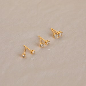 Jeden Tag Diamant Ohrstecker von Caitlyn Minimalist Minimalistische Diamant Ohrringe, zierliche Knorpel Ohrstecker Perfekt für Ihre jeden Tag Stapel Bild 2