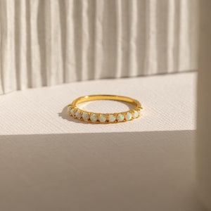 Anillo de ópalo en forma de media luna de Caitlyn Minimalist • Anillo de promesa con piedras preciosas de inspiración vintage • Joyería de ópalo para el día a día • Regalo de aniversario • RR099