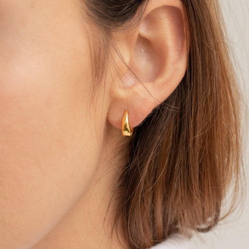 Boucles d'oreilles créoles à charnière Caitlyn Minimalist • Boucles d'oreilles créoles dorées délicates • Bijoux minimalistes • Cadeaux pour demoiselles d'honneur • Cadeau pour petite amie • ER056