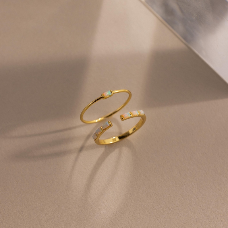 Conjunto de anillos de ópalo baguette de Caitlyn Minimalist • Juego de 2: delicados anillos apilables con piedras preciosas de ópalo • Joyería nupcial • Regalo para ella • RR187 imagen 6