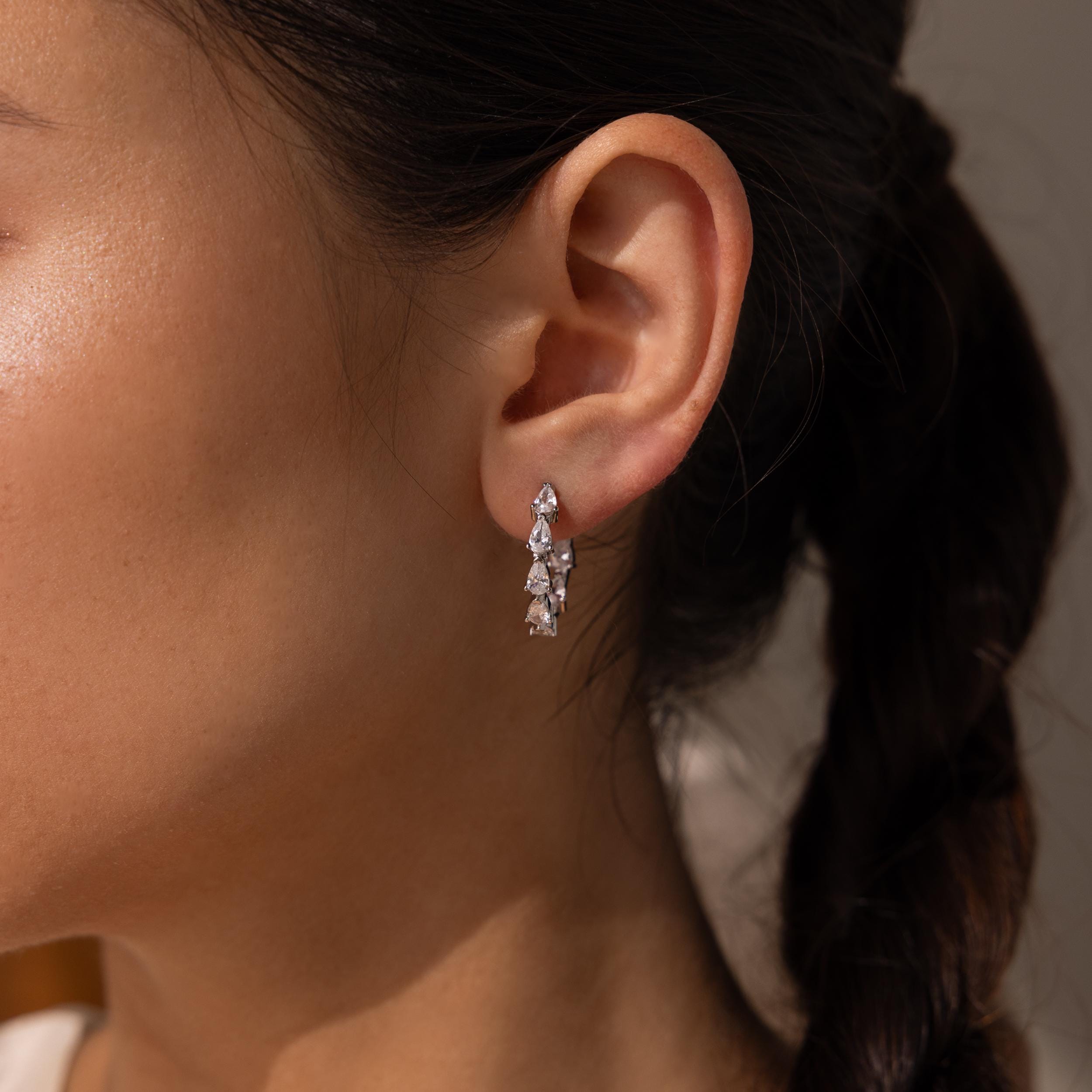 CaitlynMinimalist★インサイド・アウト ダイヤモンド・ピアス Inside Out Pear Diamond Hoops by Caitlyn Minimalist