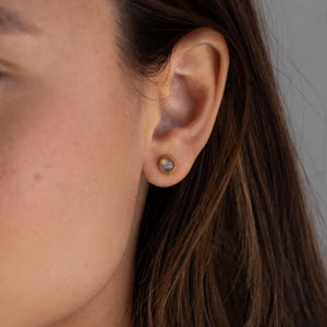 Pendientes de botón con engaste de piedra lunar de Caitlyn Minimalist • Pendientes redondos de labradorita • Joyería de piedra lunar • Regalo delicado para ella • CM85