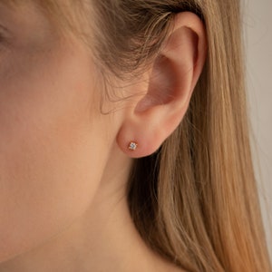 Clous d'oreilles diamants quotidiens par Caitlyn Minimalist Boucles d'oreilles diamant minimalistes, clou du cartilage délicat Parfaites pour votre quotidien 2mm