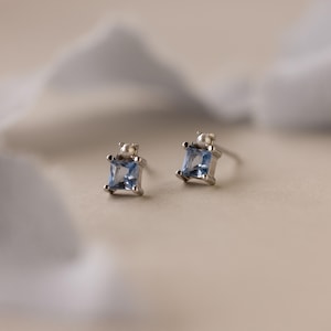Boucles d'oreilles puces en aigue-marine par Caitlyn Minimalist • Boucles d'oreilles délicates en perles et pierre précieuse bleu clair • Bijoux de mariée en argent • Cadeau pour fille • ER679