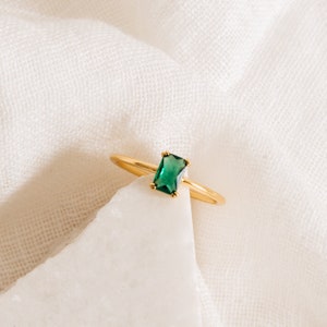 Emerald Solitaire Ring by Caitlyn Minimalist Vintage Emerald Diamond Engagement Ring Statement Art Deco Jewelry Gift for Her RR086 imagem 4