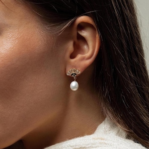Pendientes de perlas y diamantes en forma de abanico de CaitlynMinimalist • Pendientes colgantes de perlas vintage en oro • Joyería Art Déco • Regalo para novia • ER590
