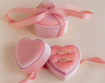 Caja para anillos de terciopelo rosa con forma de corazón de Caitlyn Minimalist • Estuche para guardar anillos con lazo • Bonitas cajas de regalo • Regalo de aniversario para novia • XR025