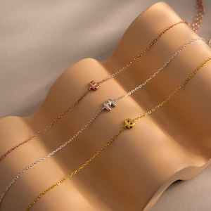 Bransoletka z inicjałami bąbelkowymi od CaitlynMinimalist • Delikatna złota bransoletka z zawieszkami • Bransoletka z literą w kształcie bufiastych liter • Biżuteria boho • Prezent dla niej • BM79